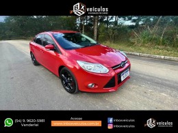 FORD - FOCUS - 2014/2015 - Vermelha - R$ 53.900,00