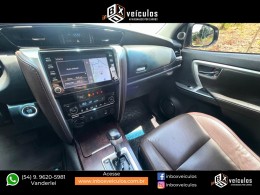 TOYOTA - HILUX SW4 - 2019/2020 - Prata - R$ 255.900,00