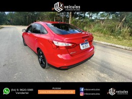 FORD - FOCUS - 2014/2015 - Vermelha - R$ 53.900,00