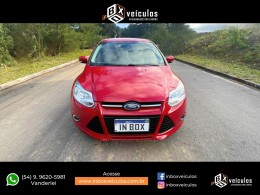 FORD - FOCUS - 2014/2015 - Vermelha - R$ 53.900,00