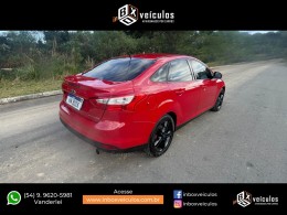 FORD - FOCUS - 2014/2015 - Vermelha - R$ 53.900,00