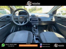 CHEVROLET - ONIX - 2017/2018 - Branca - R$ 54.900,00