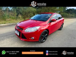 FORD - FOCUS - 2014/2015 - Vermelha - R$ 53.900,00