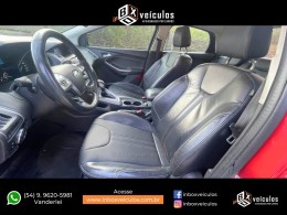 FORD - FOCUS - 2014/2015 - Vermelha - R$ 49.900,00