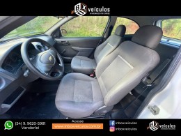 CHEVROLET - CELTA - 2011/2012 - Branca - R$ 24.900,00