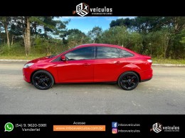 FORD - FOCUS - 2014/2015 - Vermelha - R$ 53.900,00