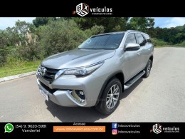 TOYOTA - HILUX SW4 - 2019/2020 - Prata - R$ 255.900,00