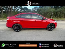 FORD - FOCUS - 2014/2015 - Vermelha - R$ 53.900,00