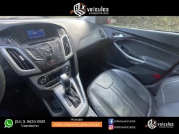 FORD - FOCUS - 2014/2015 - Vermelha - R$ 53.900,00