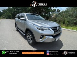 TOYOTA - HILUX SW4 - 2019/2020 - Prata - R$ 255.900,00