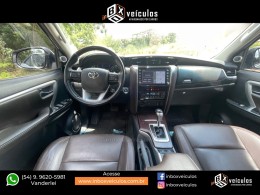 TOYOTA - HILUX SW4 - 2019/2020 - Prata - R$ 255.900,00