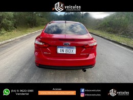 FORD - FOCUS - 2014/2015 - Vermelha - R$ 53.900,00