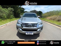 TOYOTA - HILUX SW4 - 2019/2020 - Prata - R$ 255.900,00