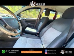 FORD - FIESTA - 2011/2012 - Vermelha - R$ 27.900,00