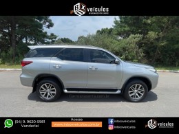 TOYOTA - HILUX SW4 - 2019/2020 - Prata - R$ 255.900,00