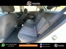 CHEVROLET - ONIX - 2017/2018 - Branca - R$ 54.900,00